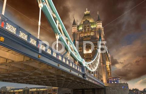 Famous tower bridge at night, seen from tower of london area, uk Stock Photos