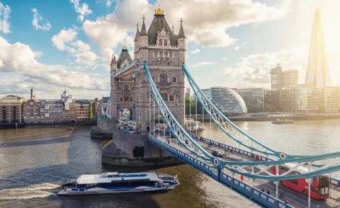 Famous Tower Bridge with red bus and city hall, London, UK Stockfoto's