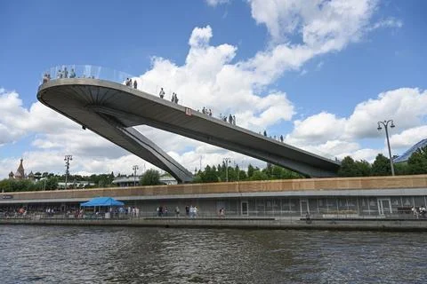 The famous V-shaped floating bridge in Zaryadye Park in Moscow, Russia Stock-Fotos