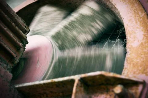 Fan with engine mounted in a brick wall. Large fan blades rotate Foto stock