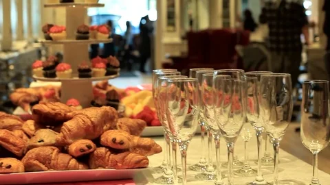 Fancy buffet in a professional environment Vídeos de archivo 92394211