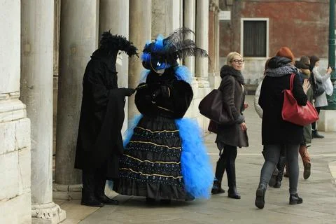 Fancy Dressed Pair in Venice Stockfoto's