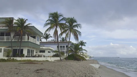 Fancy house by the ocean in Florida beach with storm incoming. Vídeo Stock 256678937