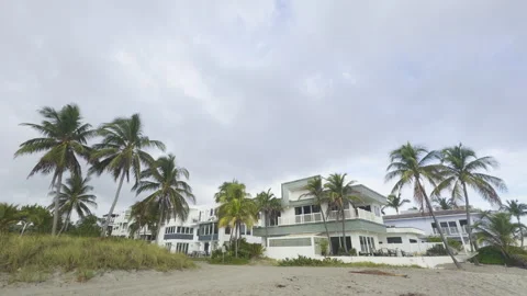 Fancy house by the ocean in Florida beach with storm incoming. Vídeo Stock 256678979