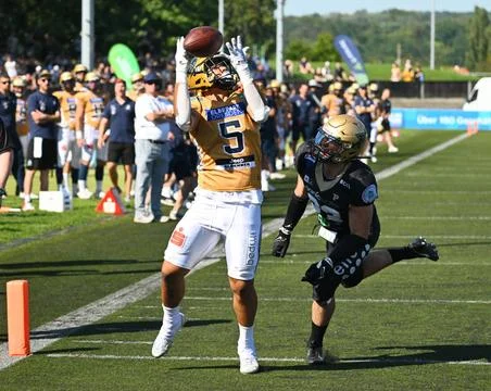  fängt den Pass in der Endzone: Nico Barrow (Dresden) erzielt den ersten T.. Stock Photos