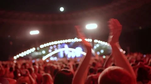 Fans applaud in front of the stage at a concert. Vídeos de archivo 224358707