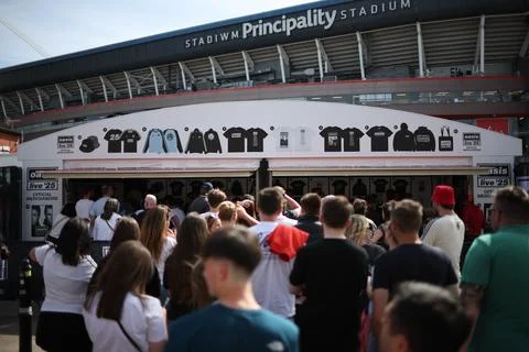 Fans arrive for the first Oasis gig since the band reunited, Cardiff, United Kin Stock Photos