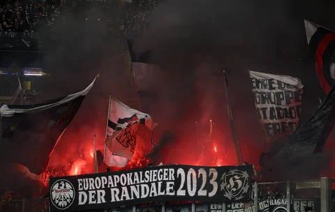 Fans aus F zuenden Pyrotechnik, mit einem Banner - Europapokalsieger der R... Stock Photos