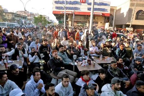 Fans in Baghdad react to their team qualifying for the FIFA World Cup 2026, Iraq Foto stock