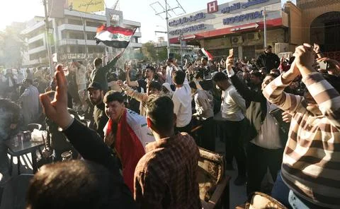 Fans in Baghdad react to their team qualifying for the FIFA World Cup 2026, Iraq Foto stock
