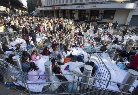 Fans Of Harry Styles Queue For The First Of His Two Concerts (29th &amp; 30 30th Oct Stock Photos