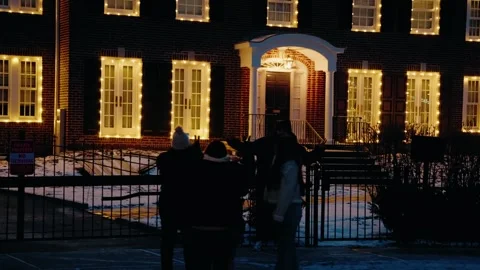 Fans posing in front of Home Alone house in Winnetka at night Vidéo 331136006