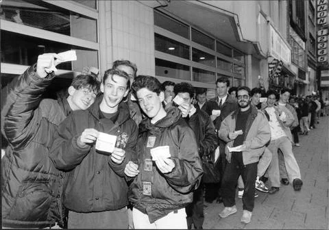 Fans Queue At Virgin Megastore Oxford Street For Tickets To See American Footbal Stock Photos