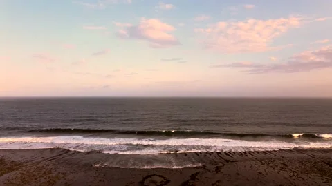 Fantastic arial drone view of sandy beach and ocean waves Vídeos de archivo 139681765