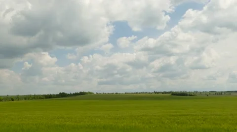 Fantastic Cloudscape Over Green Fields 库存影片 65096059