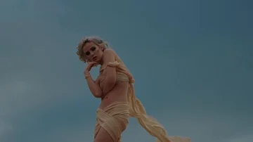 Fantastic model poses during bad weather Video stock 85741955