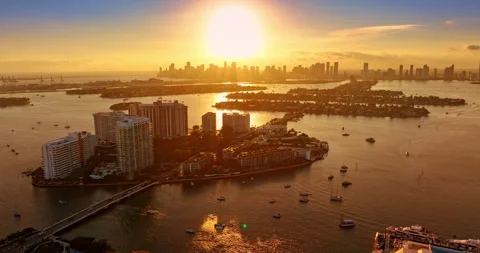 Fantastic sunset over Biscayne Bay, Miami, USA. Footage above the man-made Vídeo Stock 323859291