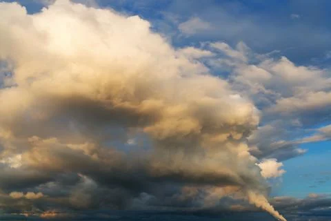 Fantastic thunderclouds against blue sky Foto stock