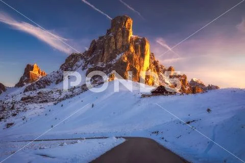 Fantastic winter landscape, Passo Giau with famous Ra Gusela, Nuvolau peaks i Stock Photos