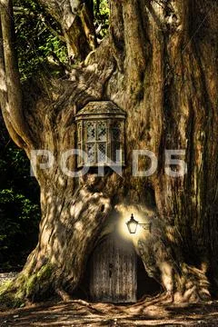 Fantasy fairytale miniature house in tree in forest Stock Illustrationen