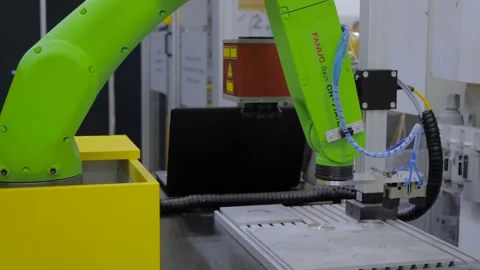 FANUC collaborative robot moves and demonstrates working process Vidéo 136758984
