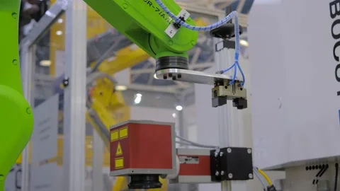 FANUC collaborative robot moves and demonstrates working process Vidéo 137099575
