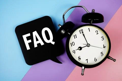 FAQ text on speech bubble with alarm clock top view on blue, purple and pin.. Foto stock