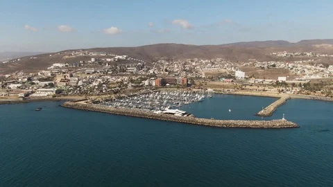 A far aerial view of the docks and hotel building of Coral &amp; Marina in Vidéo 128446905