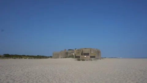 Far away beach bunker Handheld Stockbeeldmateriaal 98908929