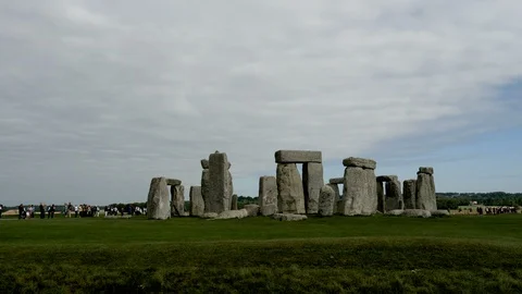 Far distant visitors behind prehistoric Stonehenge Stock Footage 95650577
