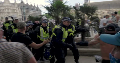Far-right and Hooligans attacking riots in Parlament Square Vídeo Stock 132611164