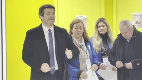The far-right candidate André Ventura votes at a polling station in Lisbon, Lisb Video stock 328480346