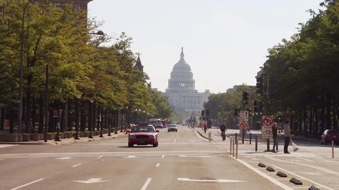 Far shot of DC Capitol Building, taxi passing, cars, 4K Vídeos de archivo 71356797