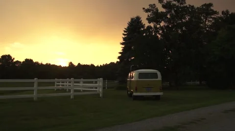 Farm VW Bus Sunset 5 Vídeos de archivo 40509968