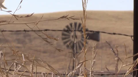 Farm, Windmill pumping dust , barb wire Vidéo 39419267