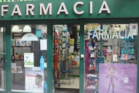  Farmacia // Spanische Apotheke in Madrid, Spanien am 27.03.2015 *** Farma... Stock Photos