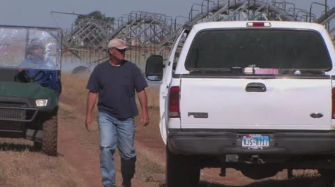 Farmer adjust joint on center pivot Video stock 27468022