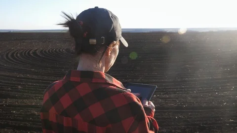 Farmer agronomist with tablet computer are checking soil quality at the farmland Video stock 127672150