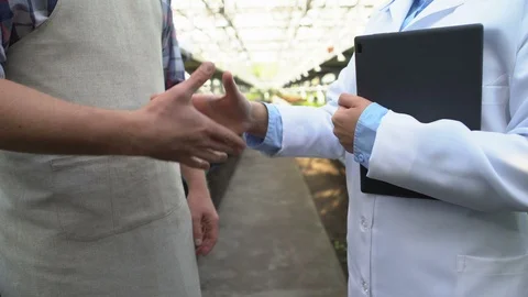 Farmer and quality control expert handshake, agriculture business certification Vídeo Stock 118928714