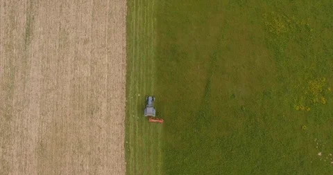 Farmer cutting grass with tractor Video stock 95512591