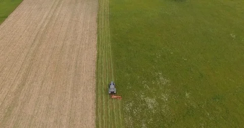 Farmer cutting grass with tractor Video stock 95514815