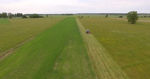 Farmer cutting grass with tractor Video stock 95526337
