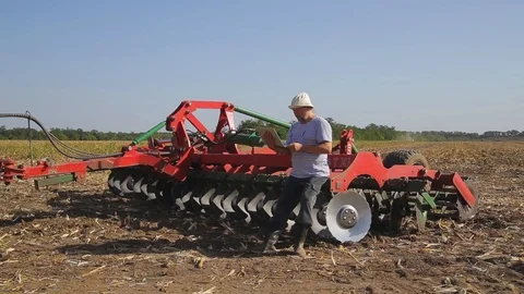 Farmer on the field working on a laptop Stock-Footage 96027981
