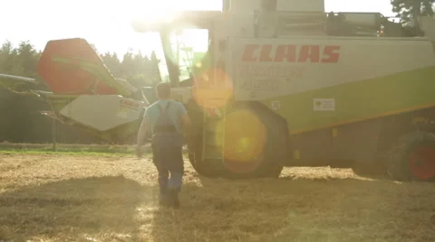 Farmer Gets Into Harvester 스톡 동영상 48605627