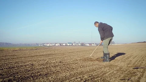 The farmer handles the land with a hoe Vídeo Stock 97229979