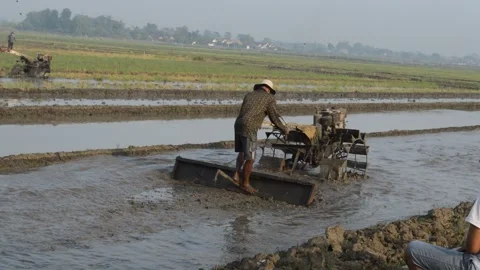 Farmer plowing the field Video stock 228898567