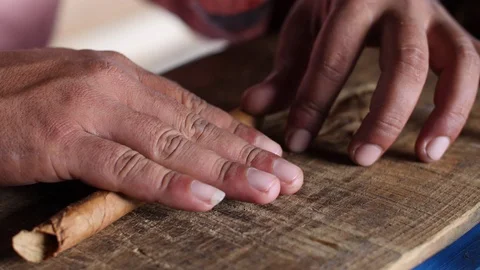 A Farmer Rolls Cigars Inside A Traditional Tobacco Barn Vinales Valley Cuba Vidéo 93489629