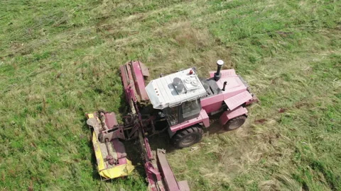 Farmer in a self-propelled mower cutting green juicy grass. Vídeos de archivo 163003736