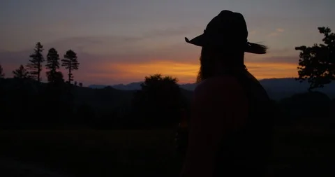 Farmer silhouette drinking beer Vídeo Stock 102147952