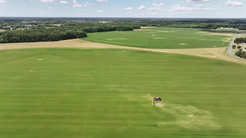 Farmer spraying corn fields in Eastern Shore Maryland 스톡 동영상 276586145